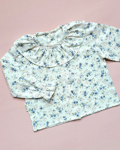 Maria rosa und blaue Blumen