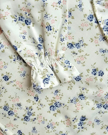 Maria rosa und blaue Blumen